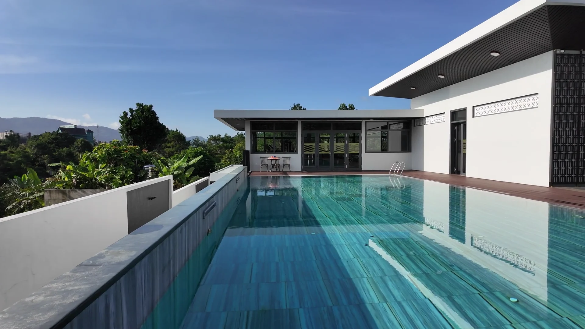 Weisse Villa mit Pool als Bildmotiv des Exposé-Konzepts